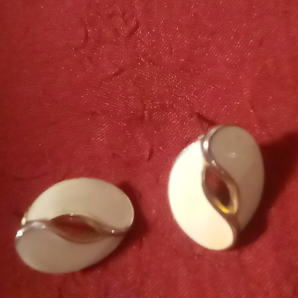 Enamel & rich gold tone pierced earrings. Vintage . 2 pairs - Picture 7 of 8